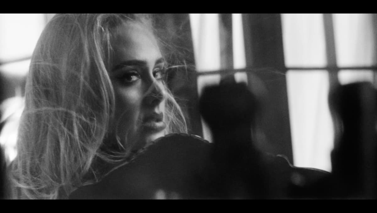 Adele podría recibir una MULTA por su video ‘Easy On Me’ por tirar BASURA