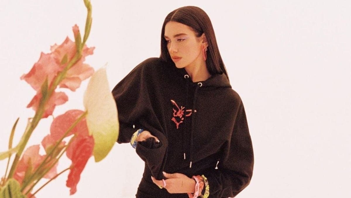Dua Lipa calienta el invierno en traje de baño y con botas de Hello Kitty (FOTOS)