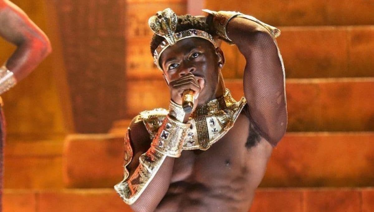 Lil Nas X besa a su bailarín al finalizar ‘Montero (Call Me By Your Name)’ en los BET Awards 2021 (VIDEO)